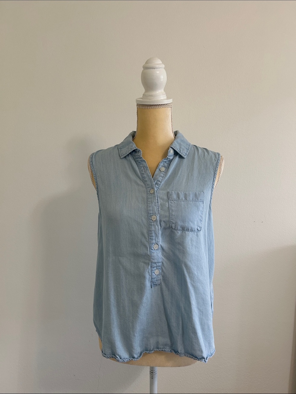 Time and Tru Light Blue Sleeveless Button-Front Chambray Shirt